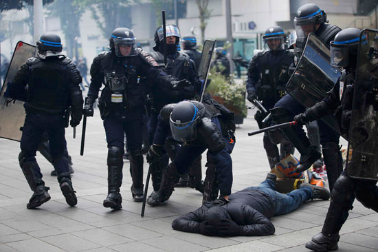 مظاهرات فرنسا - واشتباكات الشرطه الفرنسية مع المواطنين (2)