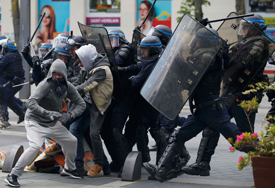 مظاهرات فرنسا - واشتباكات الشرطه الفرنسية مع المواطنين (3)