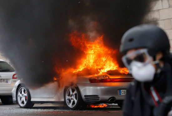 مظاهرات فرنسا - واشتباكات الشرطه الفرنسية مع المواطنين (6)