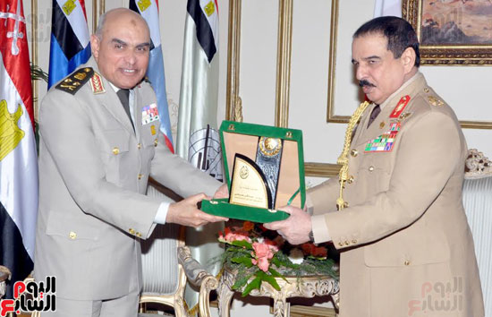 ملك البحرين يلتقى القائد العام للقوات المسلحة (2)