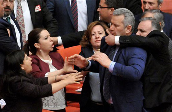 اشتباكات بين نواب الحزب الحاكم والموالين للأكراد بالبرلمان التركى (1)