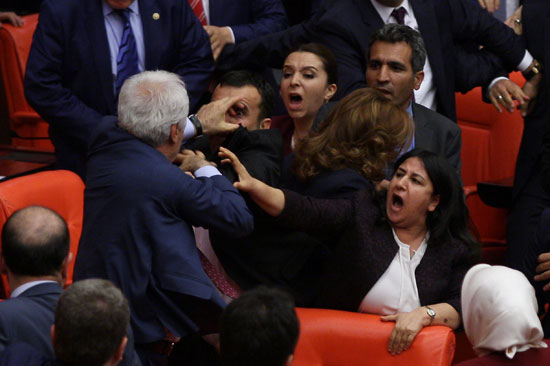 اشتباكات بين نواب الحزب الحاكم والموالين للأكراد بالبرلمان التركى (2)