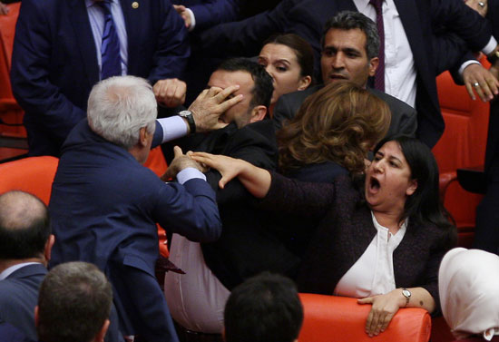 اشتباكات بين نواب الحزب الحاكم والموالين للأكراد بالبرلمان التركى (3)