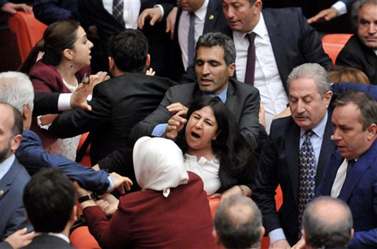 اشتباكات بين نواب الحزب الحاكم والموالين للأكراد بالبرلمان التركى (4)