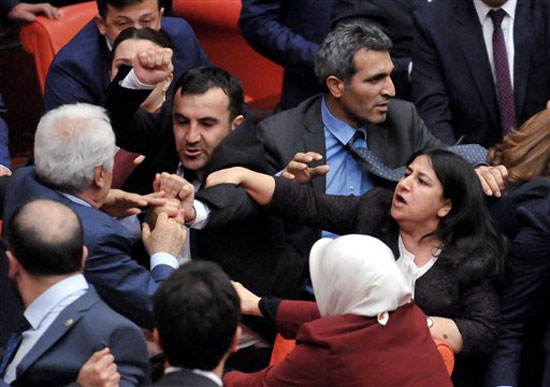 اشتباكات بين نواب الحزب الحاكم والموالين للأكراد بالبرلمان التركى (5)
