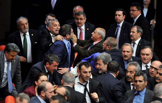 اشتباكات بين نواب الحزب الحاكم والموالين للأكراد بالبرلمان التركى (6)