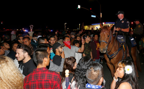 احتجاجات عنيفة ضد ترامب فى كاليفورنيا.. والشرطة تعتقل متظاهرين  (1)