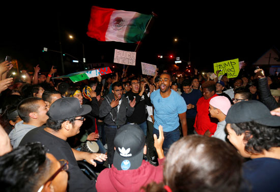 احتجاجات عنيفة ضد ترامب فى كاليفورنيا.. والشرطة تعتقل متظاهرين  (11)