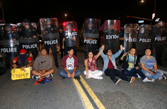 احتجاجات عنيفة ضد ترامب فى كاليفورنيا.. والشرطة تعتقل متظاهرين  (13)