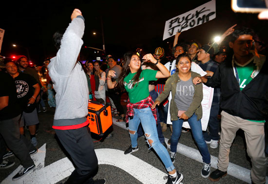 احتجاجات عنيفة ضد ترامب فى كاليفورنيا.. والشرطة تعتقل متظاهرين  (14)