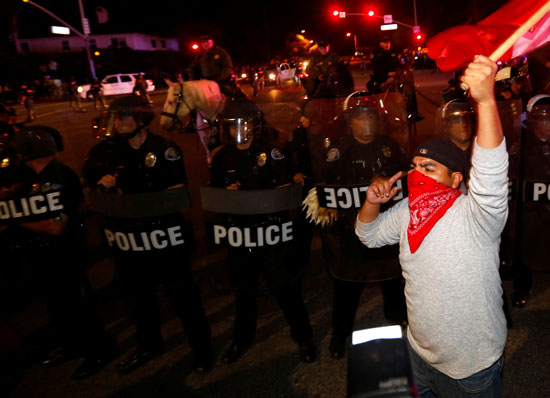 احتجاجات عنيفة ضد ترامب فى كاليفورنيا.. والشرطة تعتقل متظاهرين  (15)