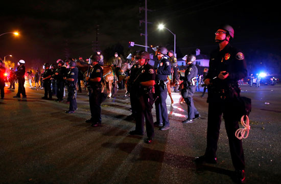 احتجاجات عنيفة ضد ترامب فى كاليفورنيا.. والشرطة تعتقل متظاهرين  (2)