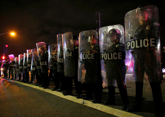 احتجاجات عنيفة ضد ترامب فى كاليفورنيا.. والشرطة تعتقل متظاهرين  (3)