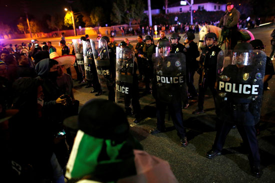 احتجاجات عنيفة ضد ترامب فى كاليفورنيا.. والشرطة تعتقل متظاهرين  (6)