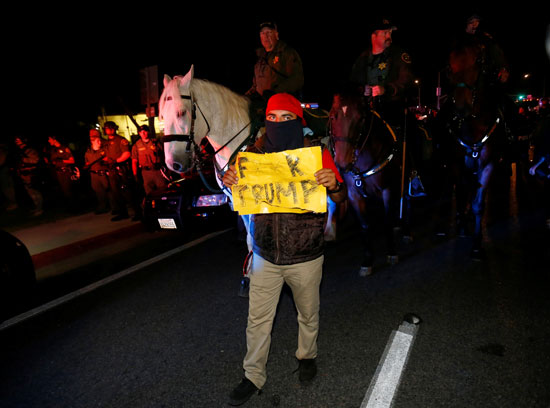 احتجاجات عنيفة ضد ترامب فى كاليفورنيا.. والشرطة تعتقل متظاهرين  (7)