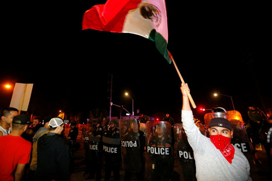 احتجاجات عنيفة ضد ترامب فى كاليفورنيا.. والشرطة تعتقل متظاهرين  (8)