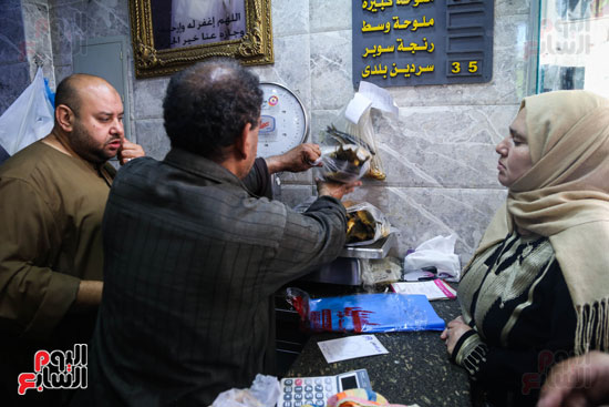 المصريون يرفعون شعار  الشعب يريد الفسيخ والرنجة قبل شم النسيم  (2)