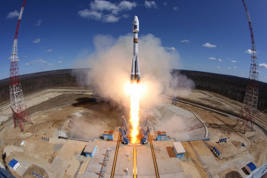 روسيا تغزو الفضاء بإطلاق أول صاروخ من قاعدتها الجديدة (3)