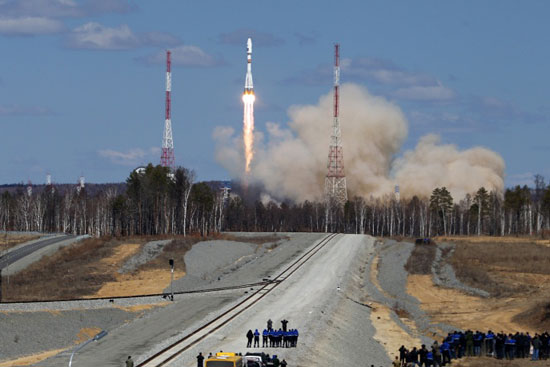 روسيا تغزو الفضاء بإطلاق أول صاروخ من قاعدتها الجديدة (4)