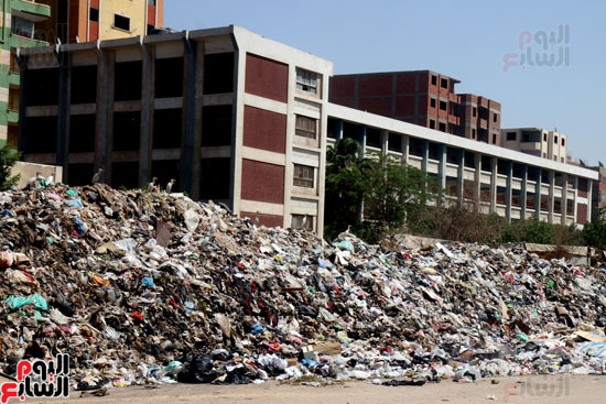 القمامة تغرق مجمع مدارس بشتيل (1)