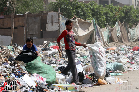القمامة تغرق مجمع مدارس بشتيل (4)