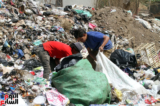 القمامة تغرق مجمع مدارس بشتيل (5)