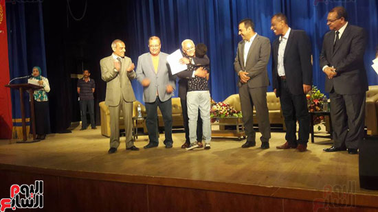محافظ بورسعيد يكرم 250 طالبًا متميزًا فى احتفالات تحرير سيناء (1)