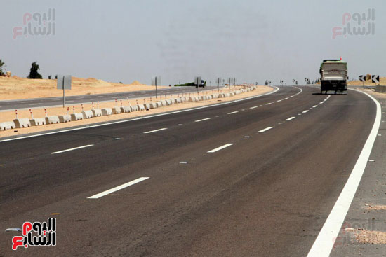 1وزير النقل توسعة طريق وادى النطرون تسهل نقل البضائع بين القاهرة والساحل الشمالى (6)