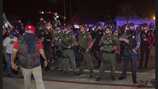 احتجاجات فى كاليفورنيا ، الشرطة الامريكية ، انصار دونالد ترامب ، حشد انتخابى ، الانتخابات الامريكية (6)