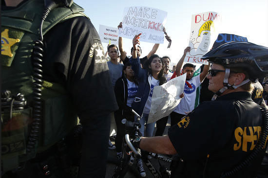احتجاجات فى كاليفورنيا ، الشرطة الامريكية ، انصار دونالد ترامب ، حشد انتخابى ، الانتخابات الامريكية (8)