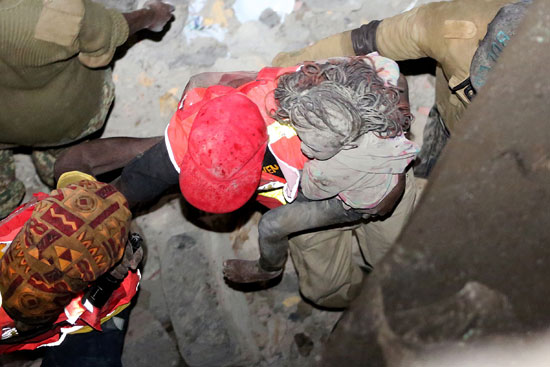 ارتفاع عدد ضحايا انهيار مبنى فى نيروبى إلى 7 (10)