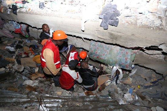 ارتفاع عدد ضحايا انهيار مبنى فى نيروبى إلى 7 (3)
