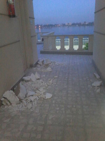 انهيار اجزاء من اعمدة الغرفة العلوية لمبنى قصر ثقافة اسنا (6)