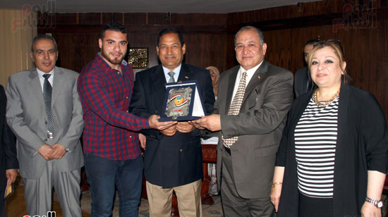 رئيس جامعة طنطا يكرم لاعبى منتخب مصر للمصارعة (3)