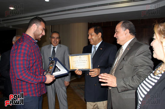 رئيس جامعة طنطا يكرم لاعبى منتخب مصر للمصارعة (4)