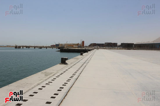  أحمد حلمى الهياتمى محافظ السويس يتفقد ميناء الأدبية (2)