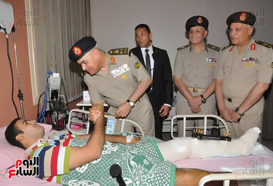 وزير الدفاع يطمئن على الحالة الصحية لرجال الجيش مصابى المواجهات مع الإرهاب (2)