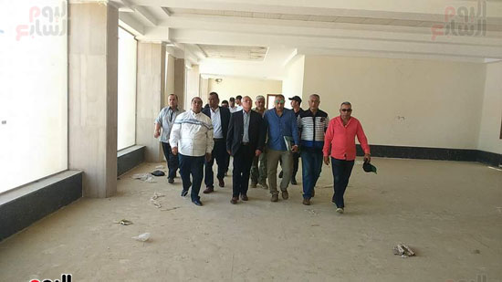 عادل الغضبان محافظ بورسعيد يتفقد قرية مرجانة قبل افتتاحها (1)