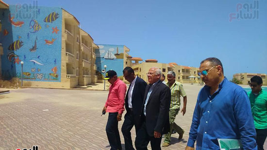 عادل الغضبان محافظ بورسعيد يتفقد قرية مرجانة قبل افتتاحها (3)