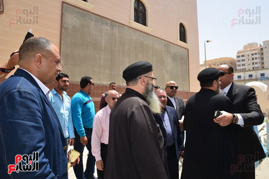 علاء أبو زيد محافظ مطروح يهنئ الأقباط بعيد القيامة (1)
