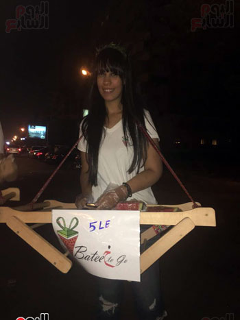 سارة و مياريقتحمان سوق العمل ببيع عصير البطيخ بشوارع مصر الجديدة (2)