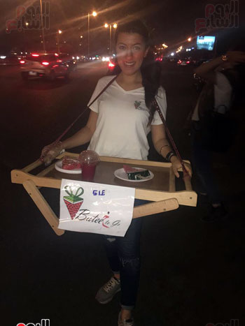 سارة و مياريقتحمان سوق العمل ببيع عصير البطيخ بشوارع مصر الجديدة (10)