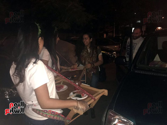 سارة و مياريقتحمان سوق العمل ببيع عصير البطيخ بشوارع مصر الجديدة (12)
