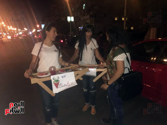 سارة و مياريقتحمان سوق العمل ببيع عصير البطيخ بشوارع مصر الجديدة (13)