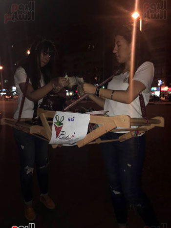 سارة و مياريقتحمان سوق العمل ببيع عصير البطيخ بشوارع مصر الجديدة (5)