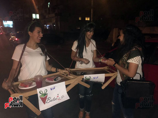 سارة و مياريقتحمان سوق العمل ببيع عصير البطيخ بشوارع مصر الجديدة (8)