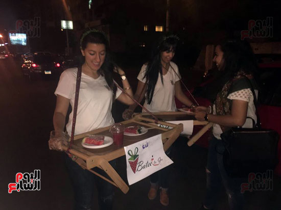 سارة و مياريقتحمان سوق العمل ببيع عصير البطيخ بشوارع مصر الجديدة (9)