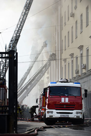  اندلاع حريق ضخم فى أحد مبانى وزارة الدفاع الروسية (1)