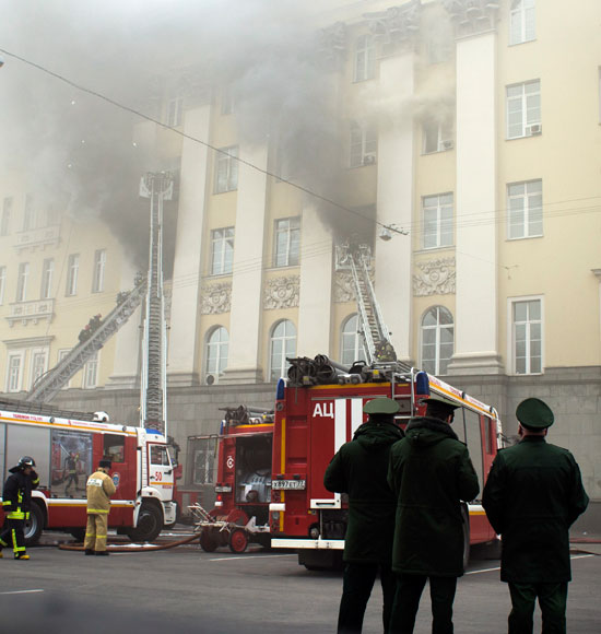  اندلاع حريق ضخم فى أحد مبانى وزارة الدفاع الروسية (2)