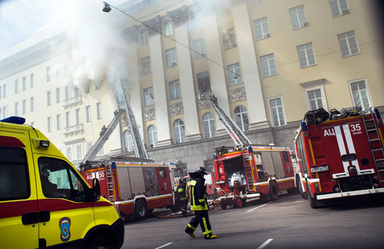  اندلاع حريق ضخم فى أحد مبانى وزارة الدفاع الروسية (3)